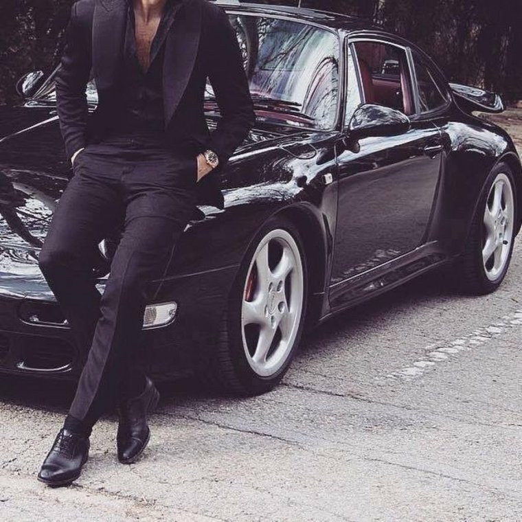 Крутой парень на машине