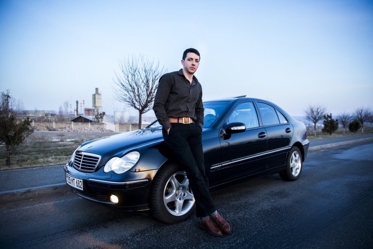 Парень возле авто