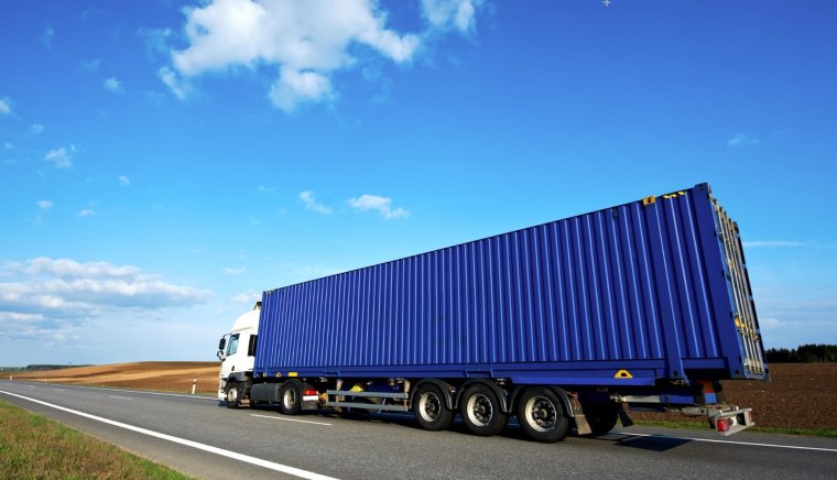 Автопоезд с контейнерами