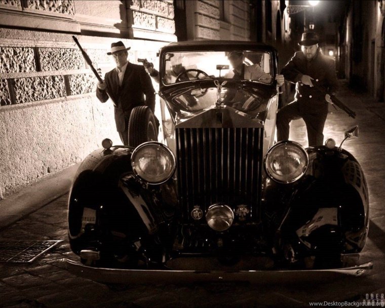 Гангстеры и автомобиль ретро