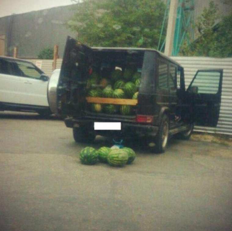 Перегруженная машина с арбузами