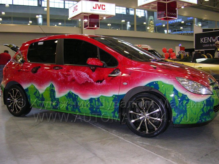 Аэрография на красной машине