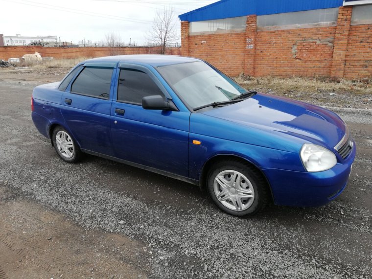 Лада Приора синяя седан