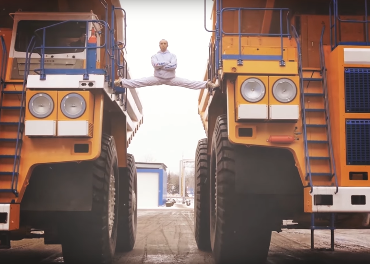 Вандам шпагат на грузовиках