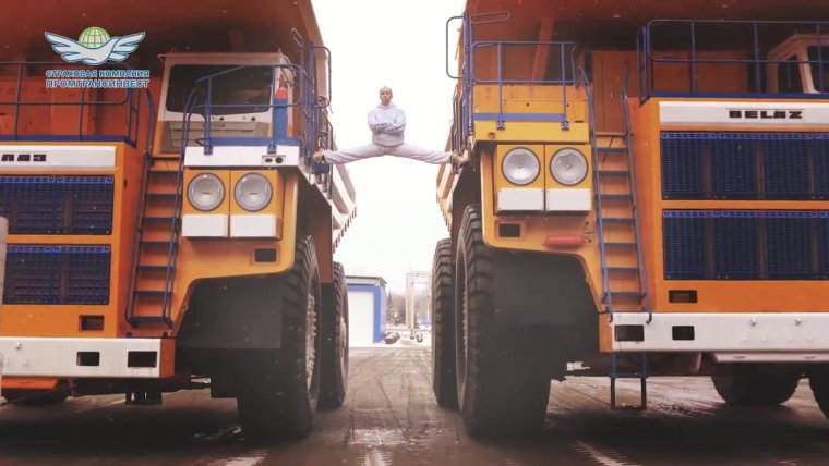 Жан-Клод Ван Дамм шпагат на стульях