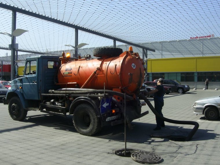 Тимошенко на машине для откачки канализации