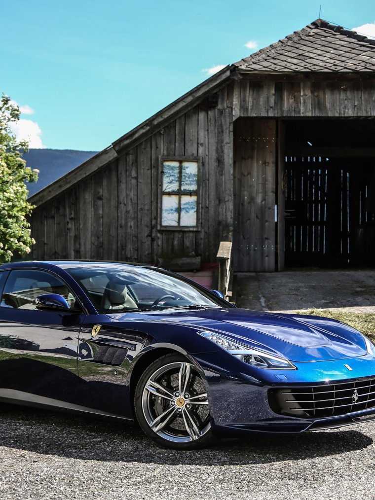 Темно синяя машина