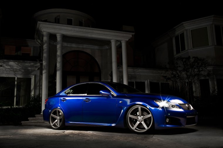 Бело синяя машина