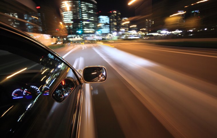 Машина на скорости