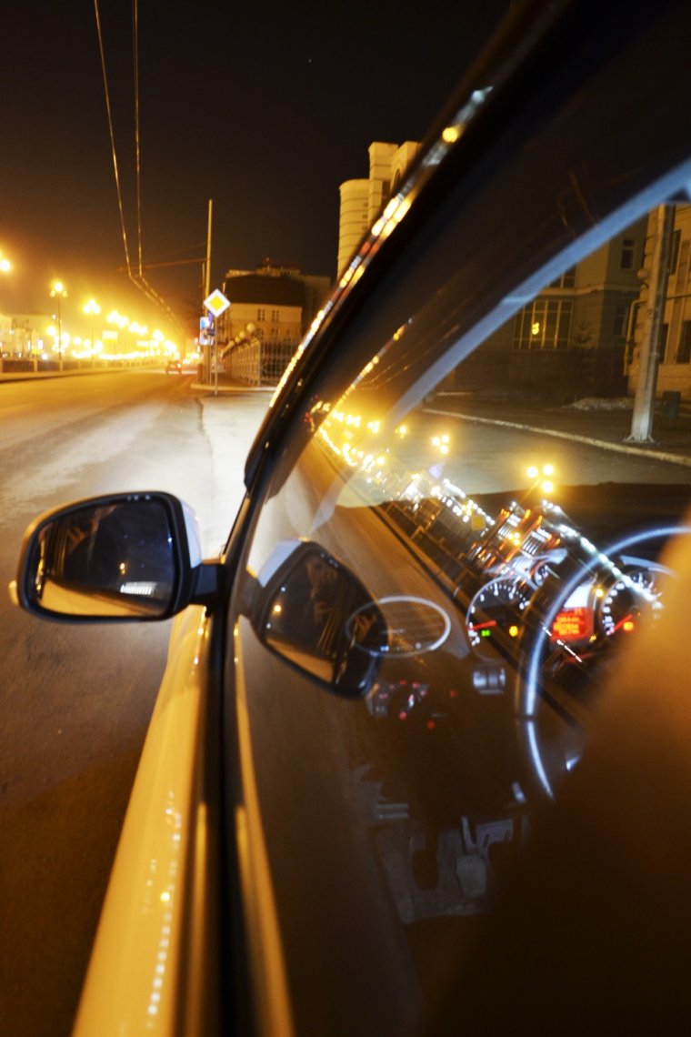Вид из окна машины ночью