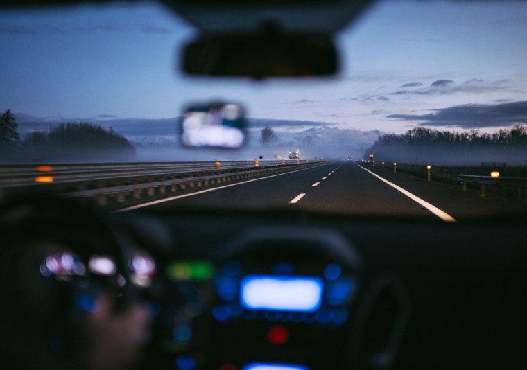 Вид из машины на дорогу