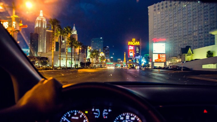 Красивый вид из окна машины