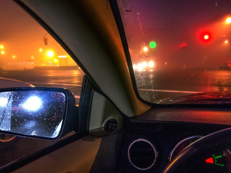 Вид из машины ночью