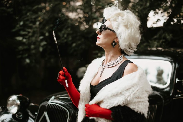 Круэлла де Виль 2021 на машине