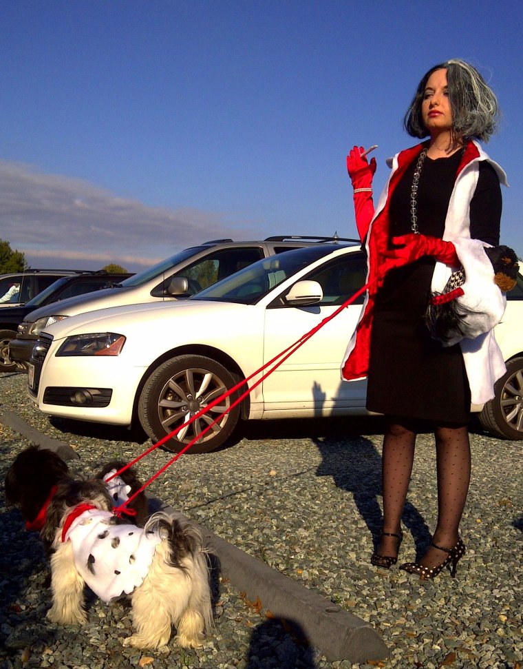 Круэлла в Красном платье на машине