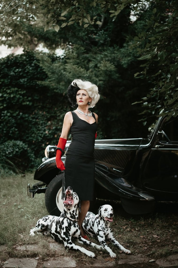 Круэлла де Виль 2021 на машине