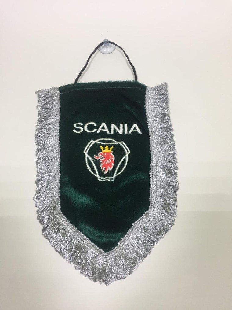 Вымпелы и флажки на лобовом стекле грузовиков