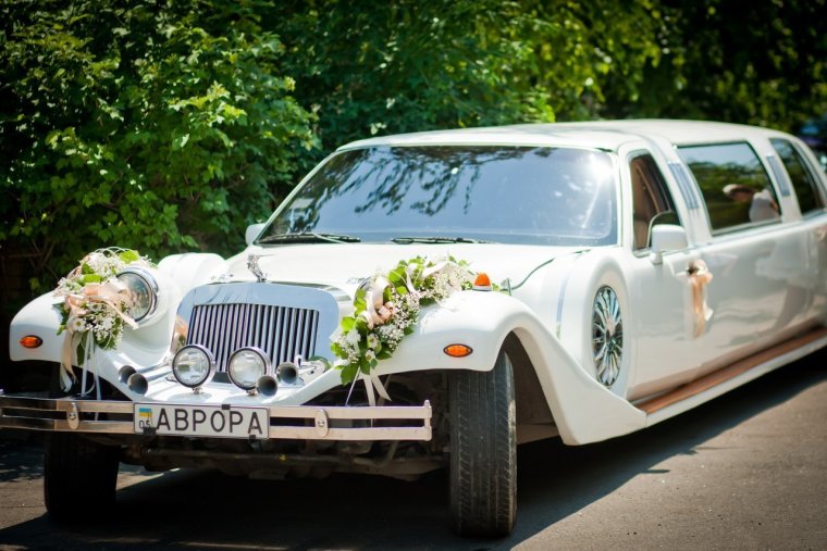 Свадебные украшения на лимузин