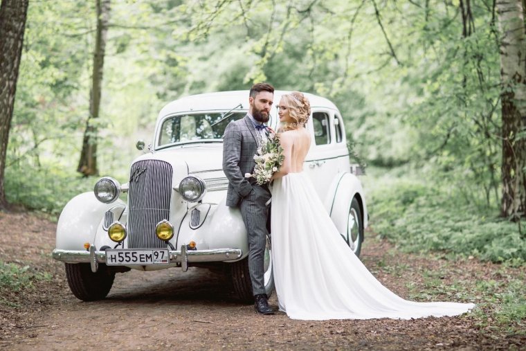 Свадебная фотосессия с ретро автомобилем