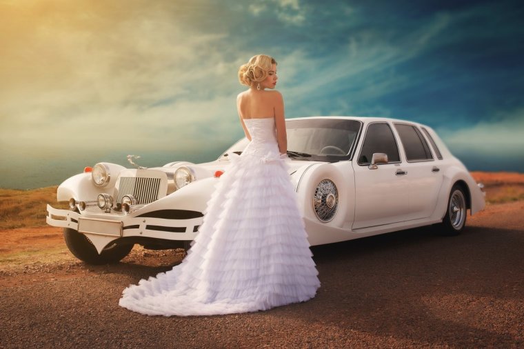 Невеста около машины