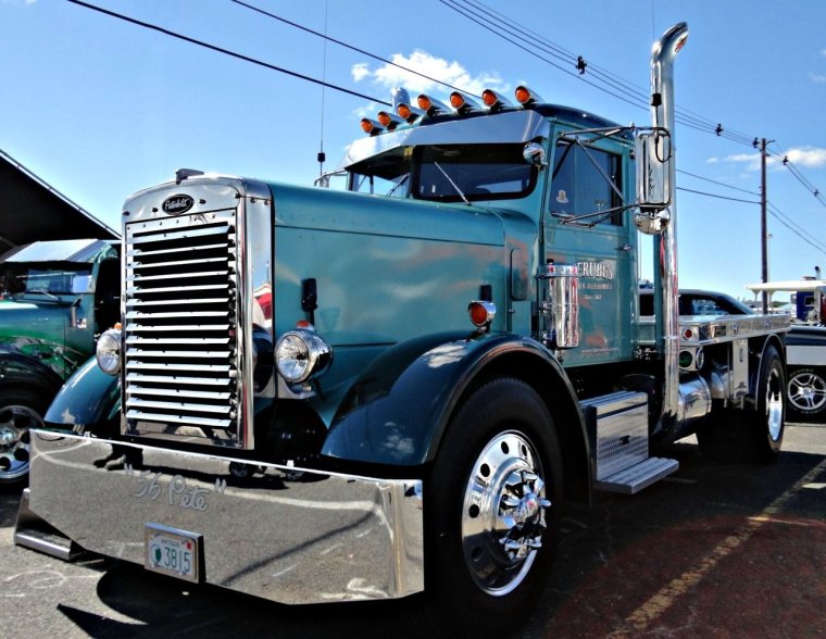 Старый тягач Петербилт