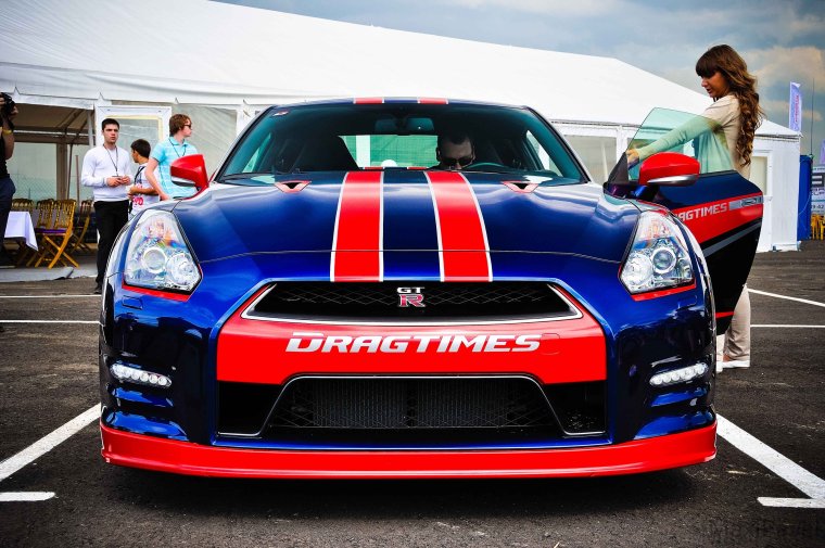 Краснабеласиния машина