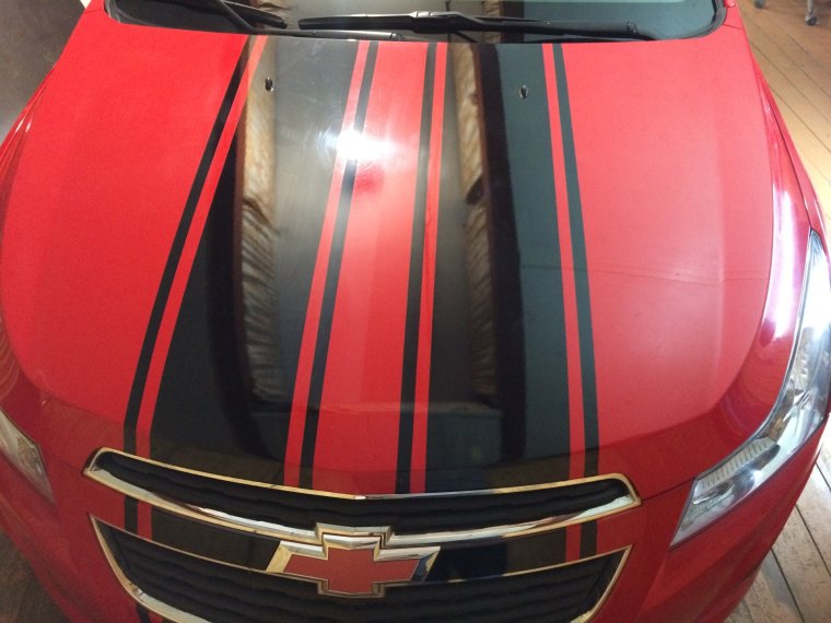 Шевроле Круз с полоской на капоте