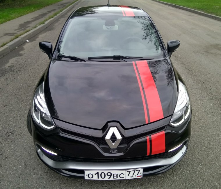 Рено Меган белая с красной полосой