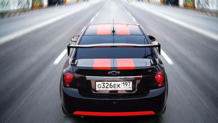 Черная машина с красной полосой