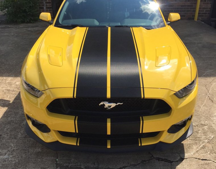 Мустанг спортивный жёлтый