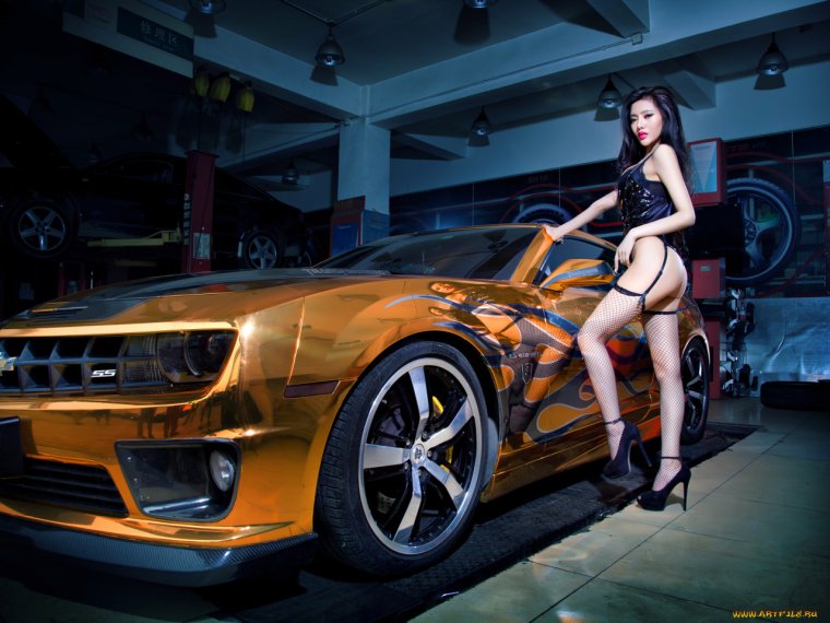 Топлесс на автошоу