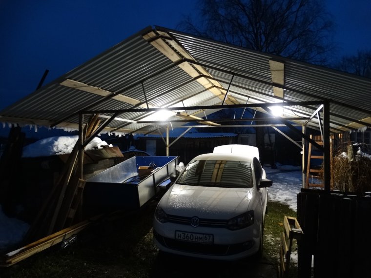 Освещение под навесом для машины