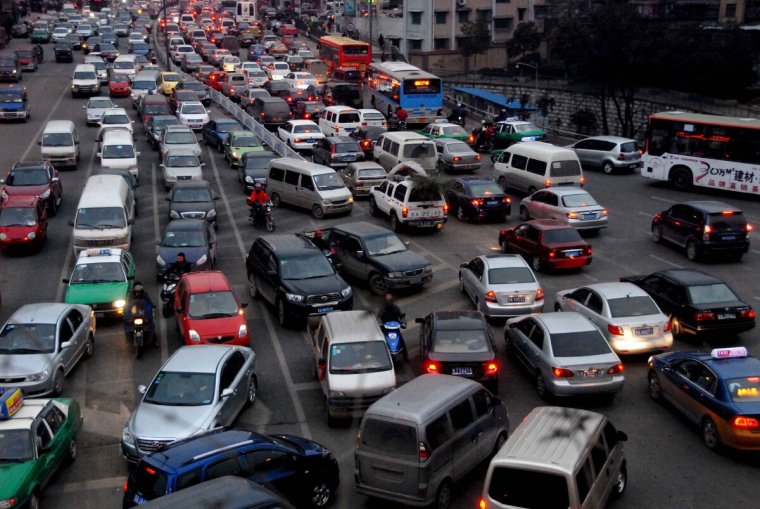 Поток машин в городе