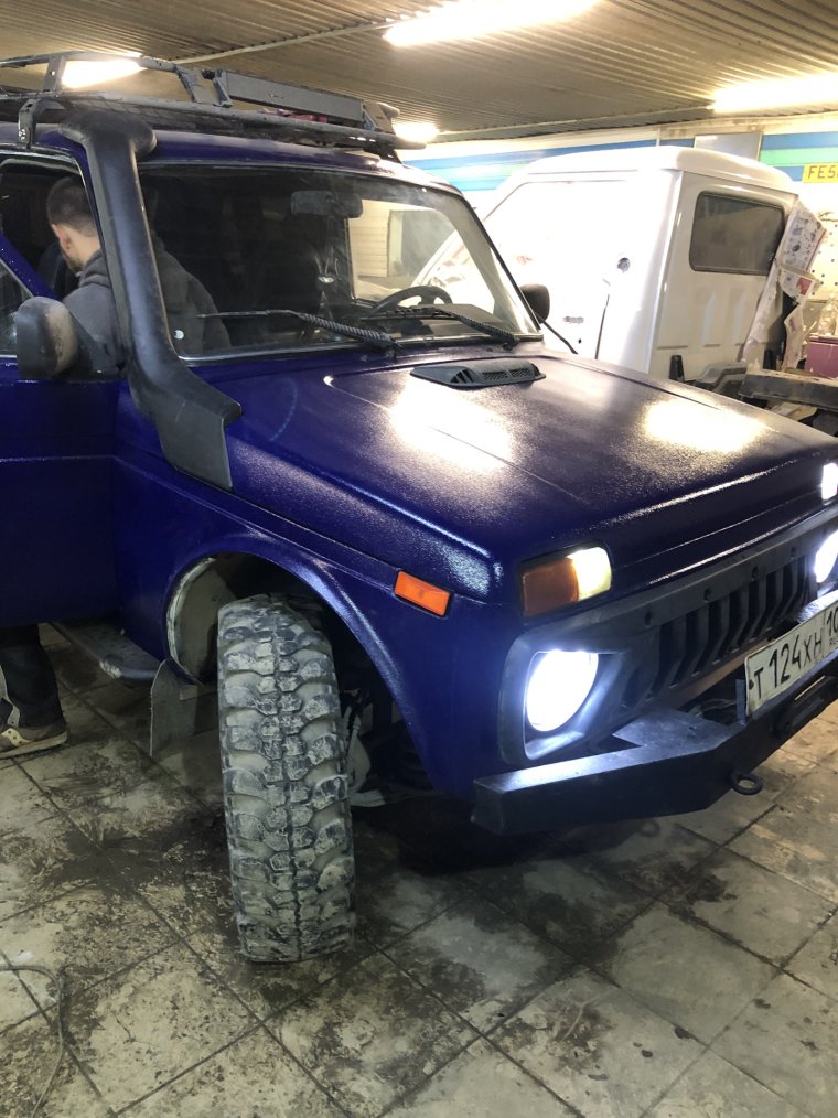 Нива 2131 в синем рапторе