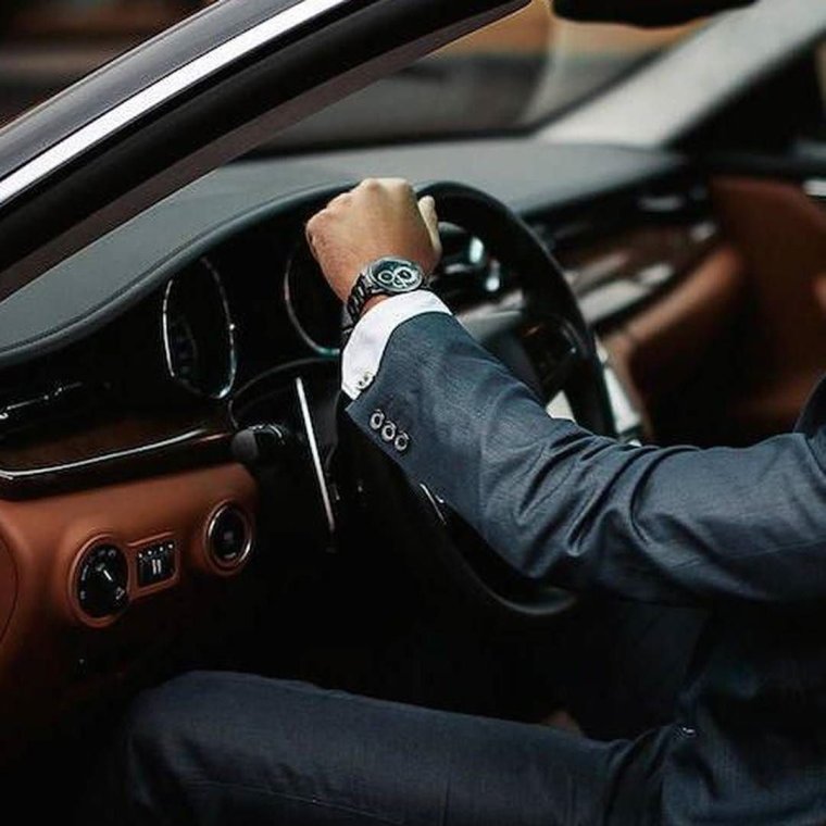 Мужчина в машине