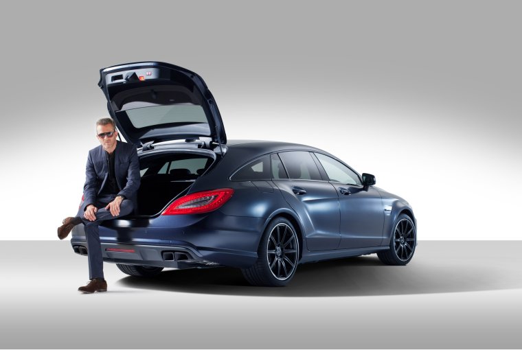 Мужчина на мерседесе