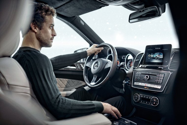 Парень на мерседесе