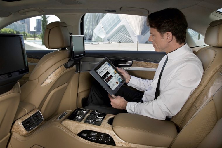 Мужчина в дорогом авто