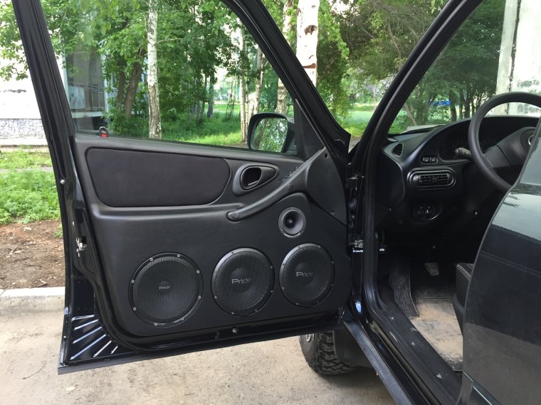 Обшивки Нива Шевроле под 16+20 динамики