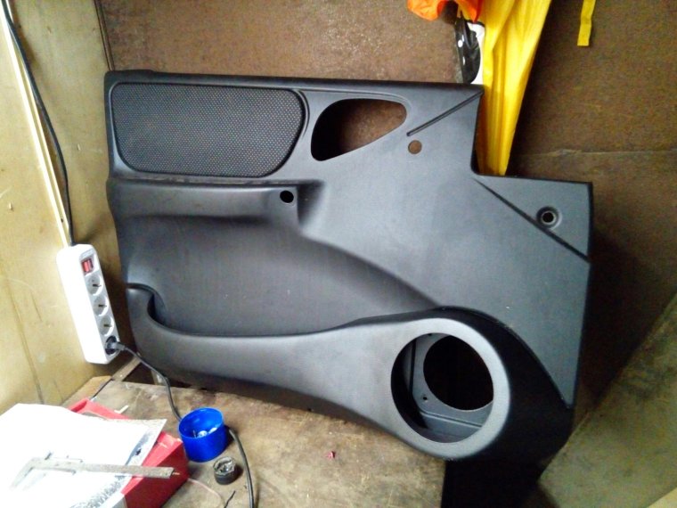 Подиум под динамик Шевроле Нива