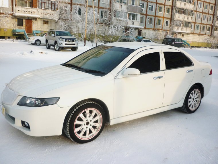 Хонда Аккорд 7 белый цвет белое литье