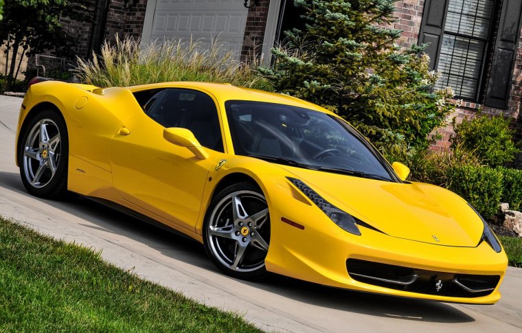 Ferrari 458 Italia черно желтая