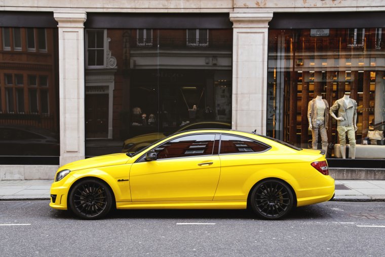 Mercedes банановый желтый
