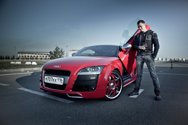 Парень на крутой тачке