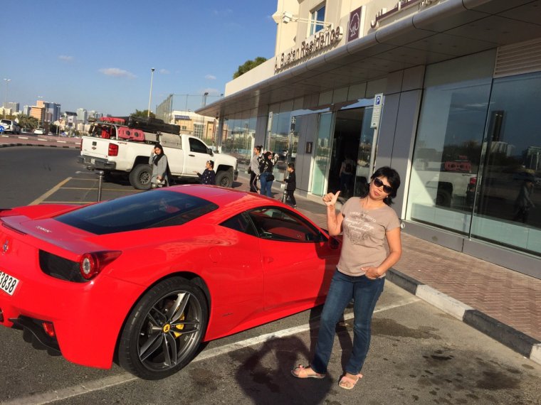 Шикарная женщина и автомобиль