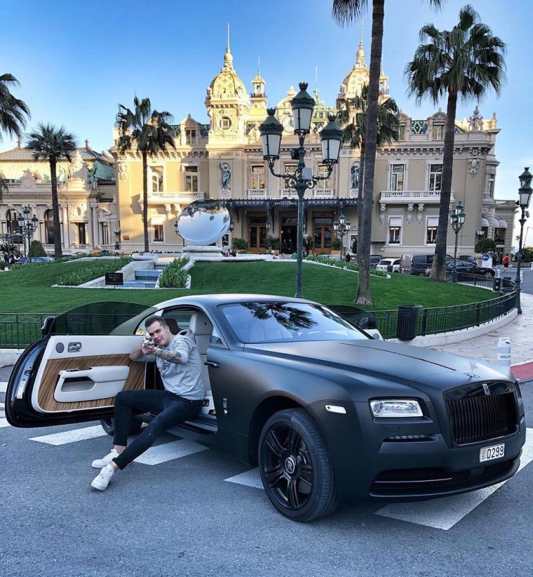 Мужчина в дорогой машине