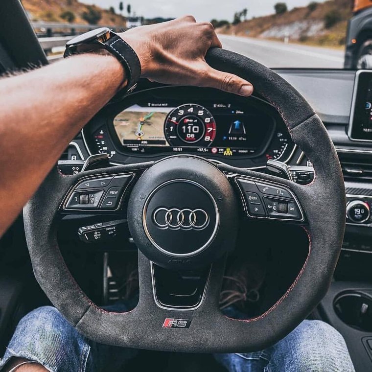 Парень за рулем Ауди