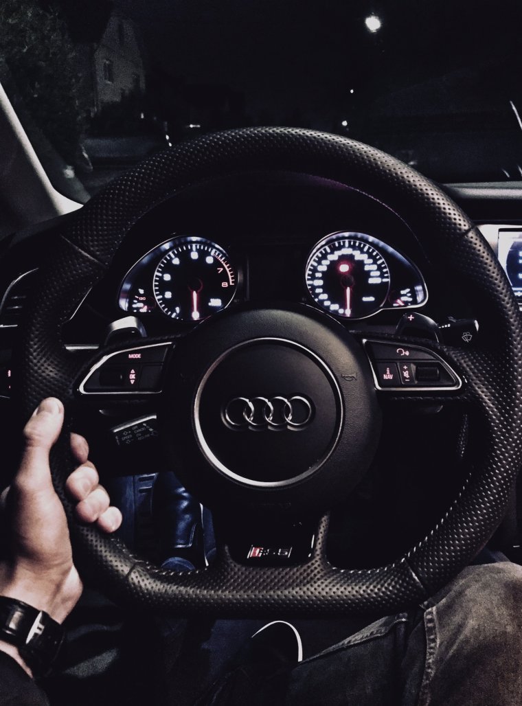 Парень за рулем Ауди