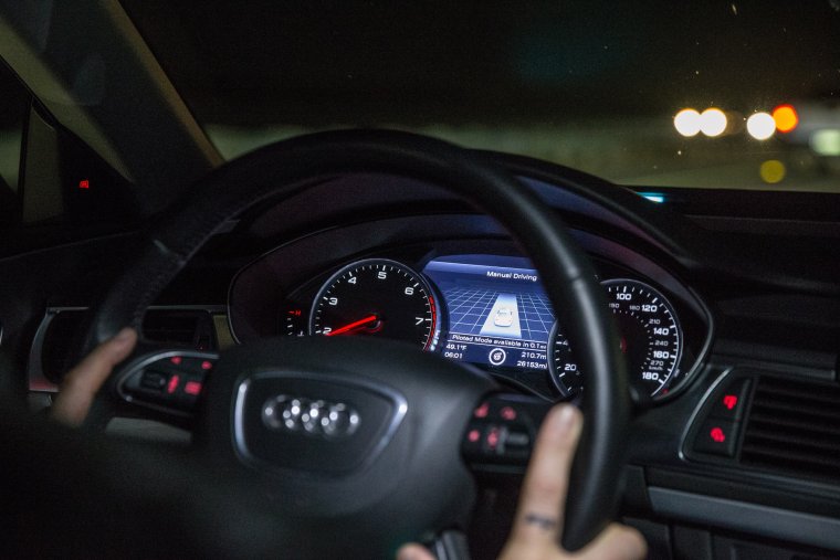 Девушка за рулем Ауди а6