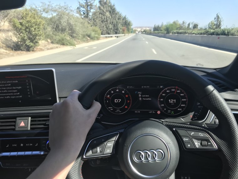 Audi за рулем селфи